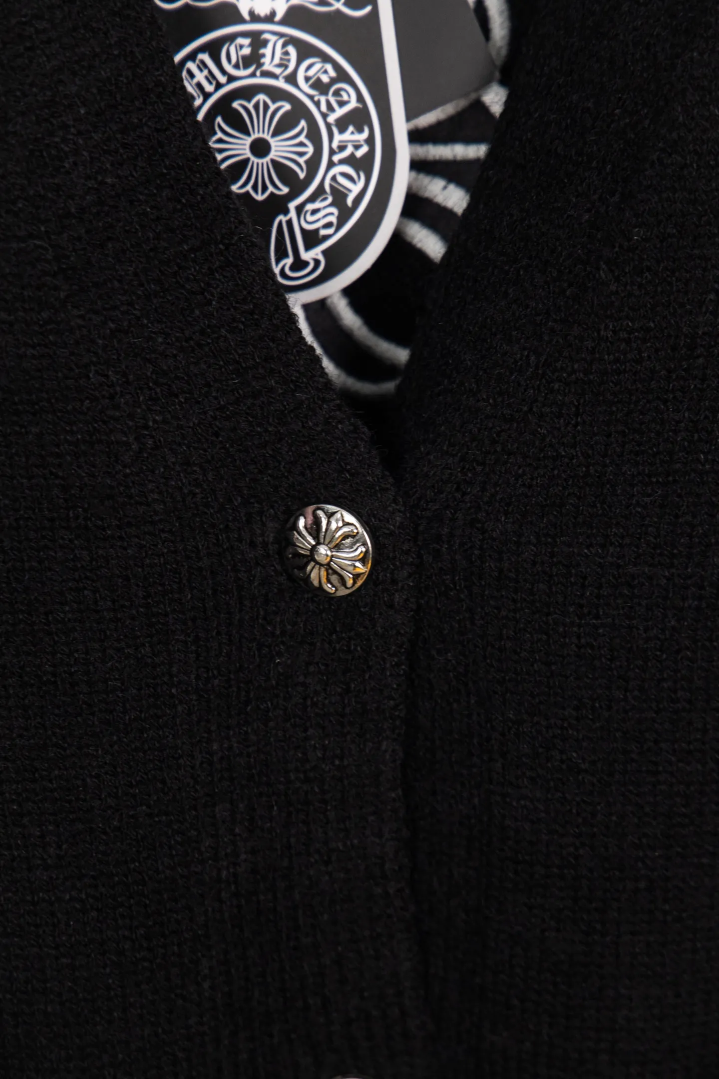 P260 -Chrome Hearts/Chrome Hearts Colorful cross leather cardigan jacket sweater. High weight, high density and high quality. The wool is soft, delicate and skin-friendly. It feels soft and silky. It has excellent warmth and skin-friendly properties. It is custom-woven and dyed without color difference. No matter the fabric or workmanship details, it is better than the ordinary version on the market. -The hardware and zipper accessories are all customized and full of details. Crow autumn and winter super heavy embroidery ➕ positioning leather label long-sleeved knitted cardigan lazy outer wear mid-length sweater -Colour: black white Size: S M L